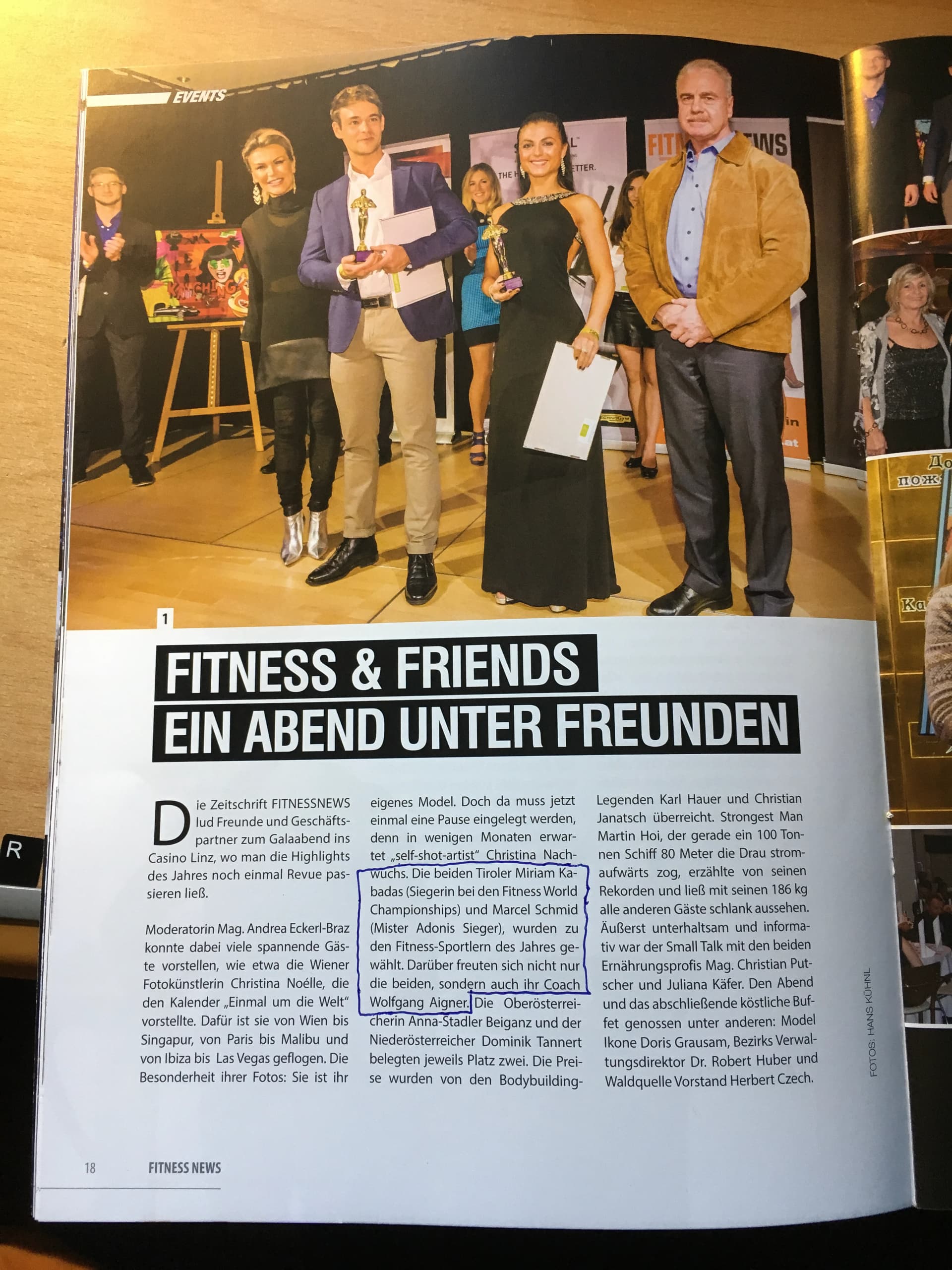 Wolfgang Aigner bei einer Preisverleihung mit betreuten Athleten